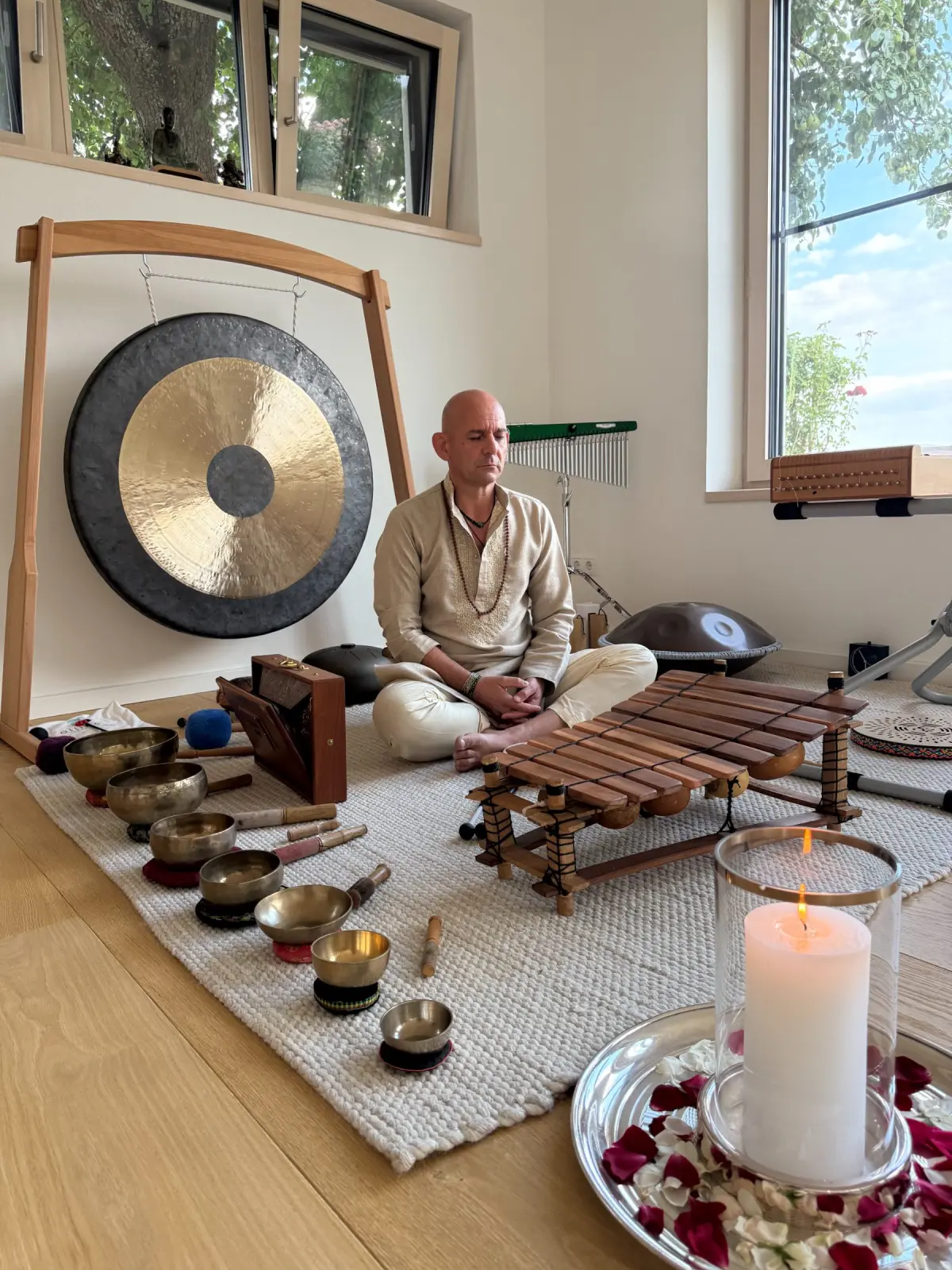 Horst Buchebner beim Gong am Yogahof Kukmirn