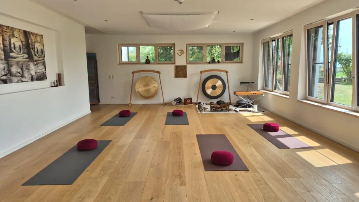 Yogaraum mit Matten